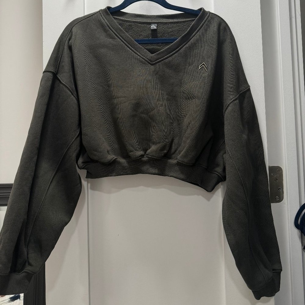 Oner Active All Day Oversized V-Neck Sweatshirt in DARK OLIVE GREEN. Size M.